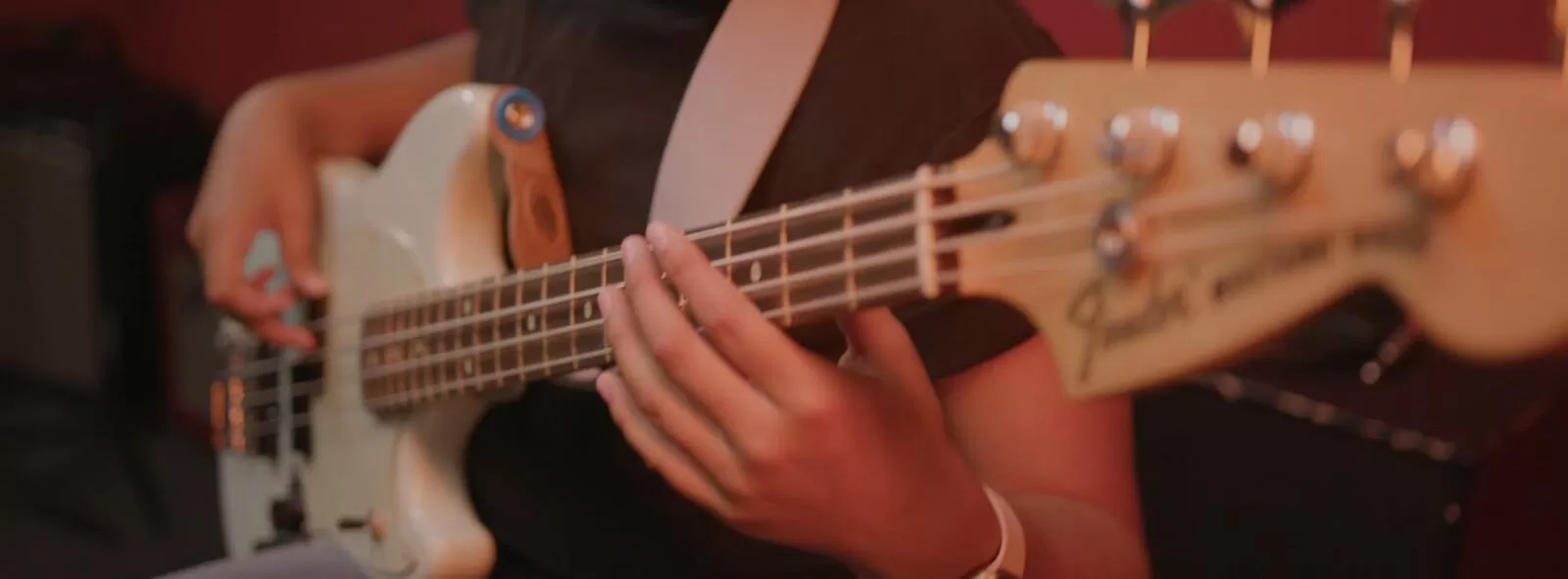 Bass Guitar Lessons – Become a pro in 8 weeks!: With our bass guitar lessons you can become a bassis